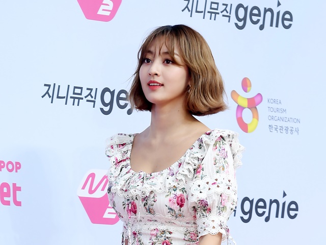 TWICE・ジヒョ、短パンから美脚スラリ…さすがの美貌にファン絶賛「めっちゃビューティフル」【PHOTO】