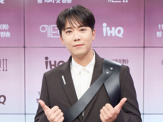 FTISLANDイ・ホンギ、母親とのデートをインスタで報告「気持ちよくプレゼント交換」【PHOTO】