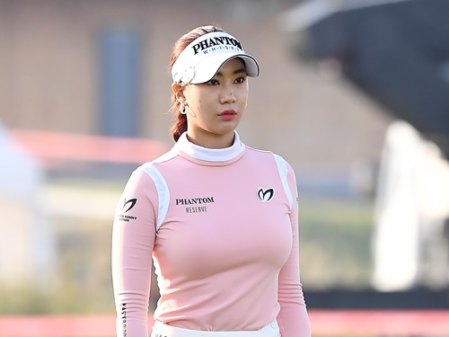 【写真】韓国美女ゴルファー、タイト目ポロシャツから際立つ抜群スタイル…モデル顔負けのポージング
