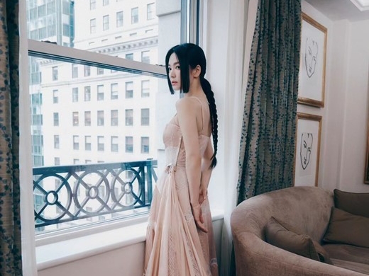 「女神」ソン・ヘギョ、シースルードレスからのぞく“輝く美肌” NYで見せた美貌が話題に 【PHOTO】
