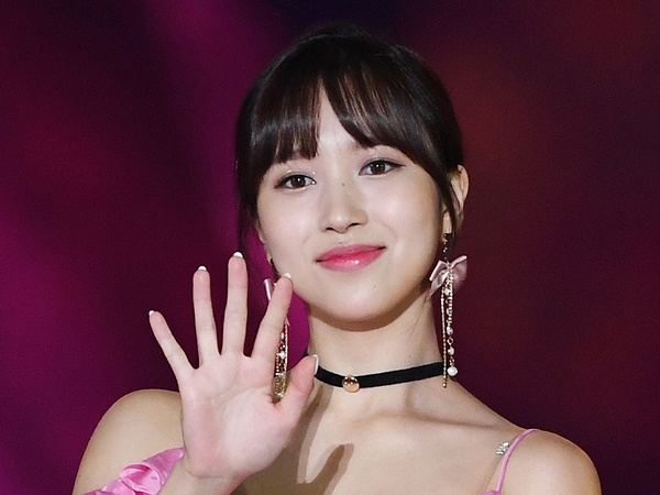 TWICE・ミナ、さりげない“おへそチラ見せ”に反響続々「大好きです」「安定の可愛さ」【PHOTO】