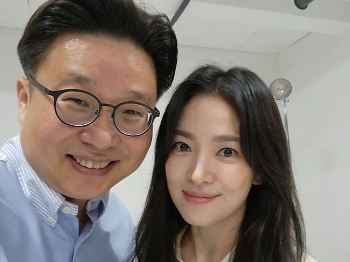 『ザ・グローリー』女優ソン・ヘギョ、自称「韓国広報専門家」教授と自撮り…どんな繋がりが？
