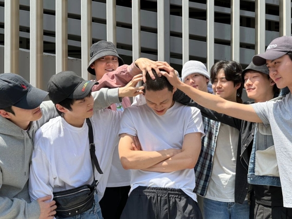 EXOの絆が泣ける…カイの入隊を見送るためにメンバーが集結「もう会いたいよ…」と抱きしめたのは【PHOTO】