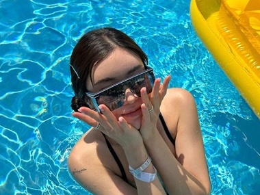 【写真】タトゥーチラ見せ…アン・シネ（32）がプールで開放的な姿に変身、反響続々「大好きです」