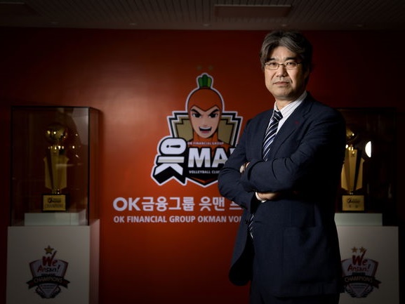 韓国Vリーグに史上2人目の日本人監督誕生！サントリー率いた荻野氏、OK金融グループ新指揮官に