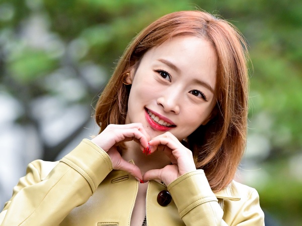 KARA・ニコル、ブラトップ姿で見せる完璧な後ろ姿…変わらぬ洗練