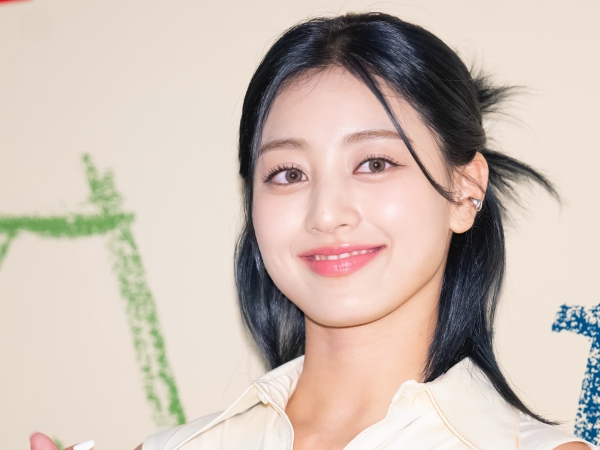 TWICE・ジヒョ、撮影オフショットが「イイ女すぎる」と反響！ ハンドル握りニヒルな笑み【PHOTO】