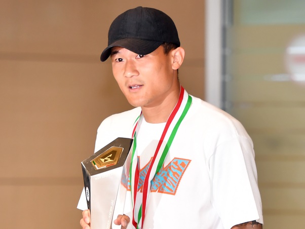 “セリエA最優秀DF”韓国代表、堂々と凱旋帰国！トロフィー手にファン100人の熱烈歓迎受ける
