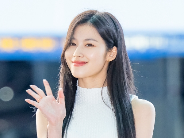 「致死量の可愛さ」TWICE・サナ、シャワーガウン姿で上目遣い！珍しい“眉上パッツン前髪”も披露【PHOTO】