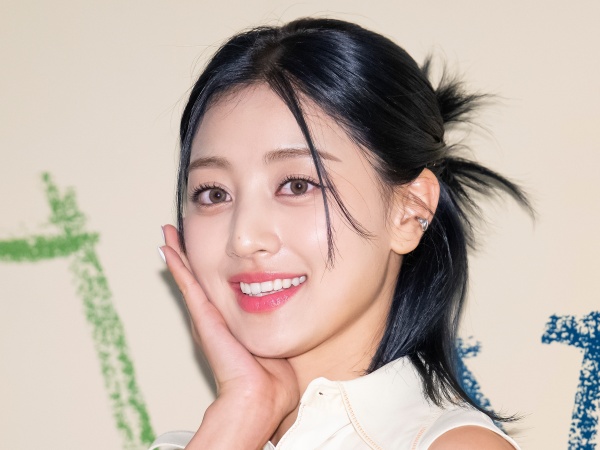 TWICE・ジヒョ、8月にソロデビュー決定！バックミラー越しに写る魅惑的な目つきで虜に