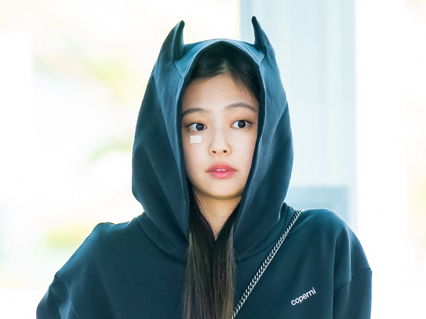 「キュート炸裂」BLACKPINK・ジェニー、ハートの“穴あき衣装姿”で小悪魔的可愛さをアピール！【PHOTO】