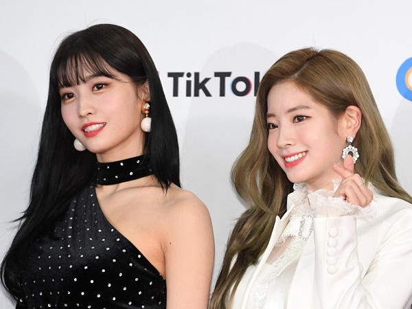 【写真】肩出しルックで美脚スラリ…TWICE・モモ＆ダヒョンのゴルフウェア姿に反響「可愛すぎ！」