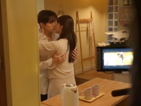 少女時代・ユナと2PM・ジュノの“食卓キス”、こう撮影されていた！笑顔はじけるメイキング映像公開