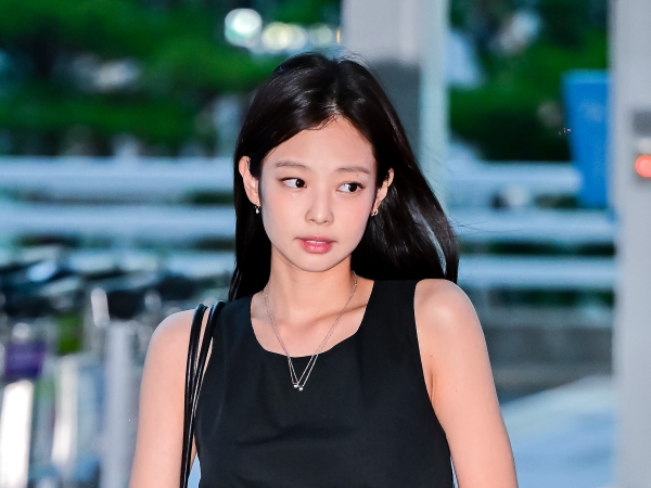 「モチベ上がる！」BLACKPINK・ジェニー、清楚なコーデから“ワイルドな美腹筋”がチラリ【PHOTO】