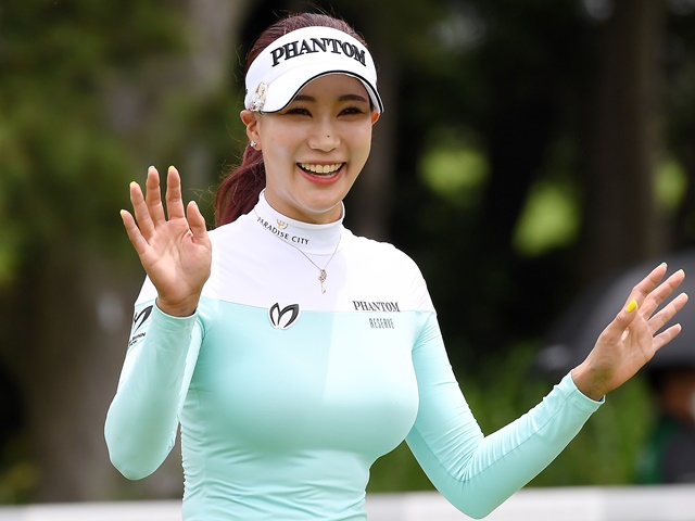 韓国女子ゴルファーのユ・ヒョンジュ、高級車乗りこなすノースリーブ姿に「美貌が輝いてる！」の声【PHOTO】