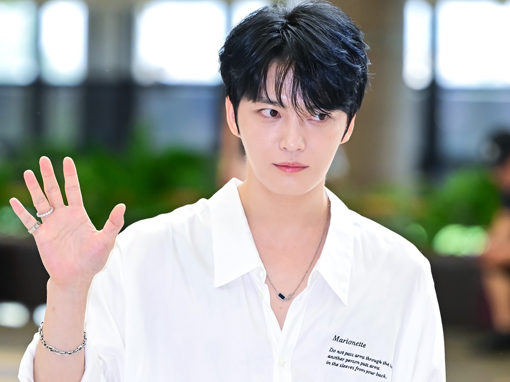 「ピンクが似合いすぎる37歳」と反響！ 歌手ジェジュン、圧巻の“万能ビジュアル”【PHOTO】