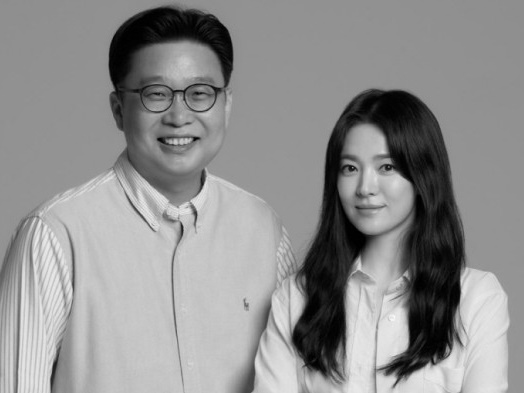 女優ソン・ヘギョ、8月15日の“光復節”迎え「韓国広報専門家」教授と寄贈活動…その内容は？