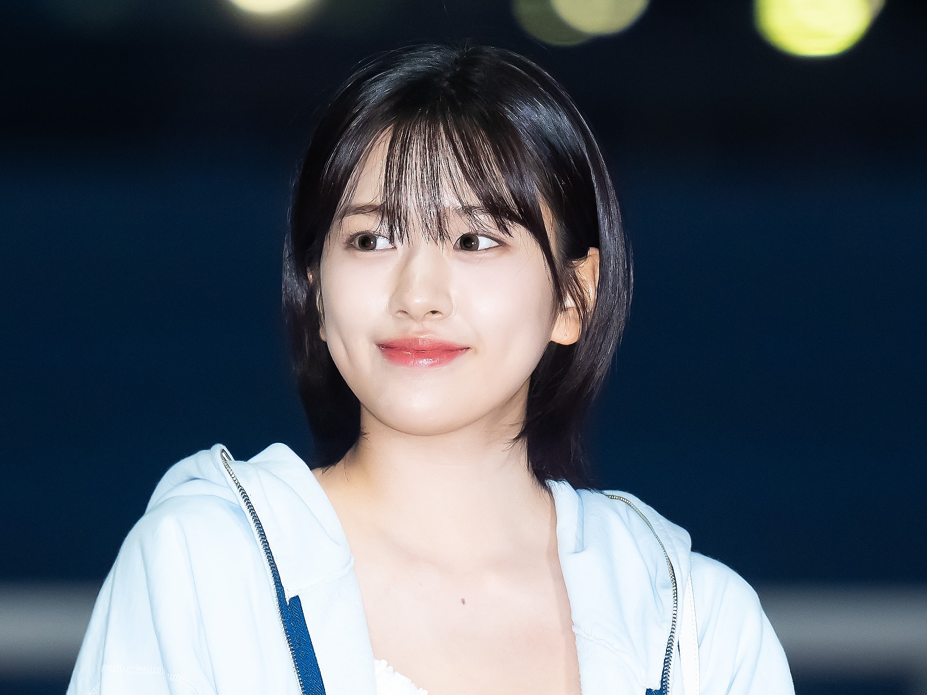 “号泣姿”が話題に！IVE・ユジン、脱ぎかけたパーカーから美肩がのぞく「軽率に惚れてしまう！」【PHOTO】