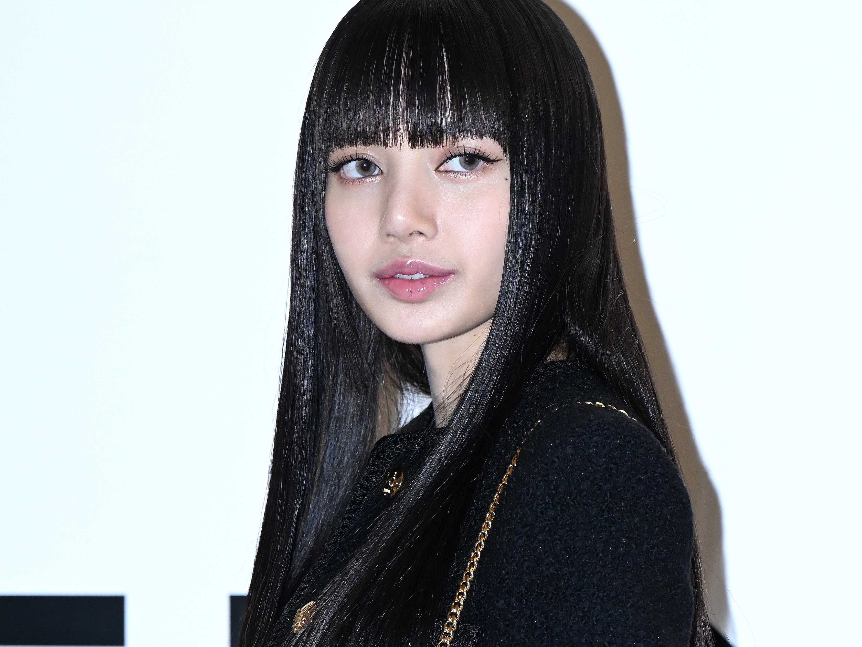 BLACKPINK・リサ、スタッフの同行なしに出国…“YGとの決別説”が現実味を帯びる