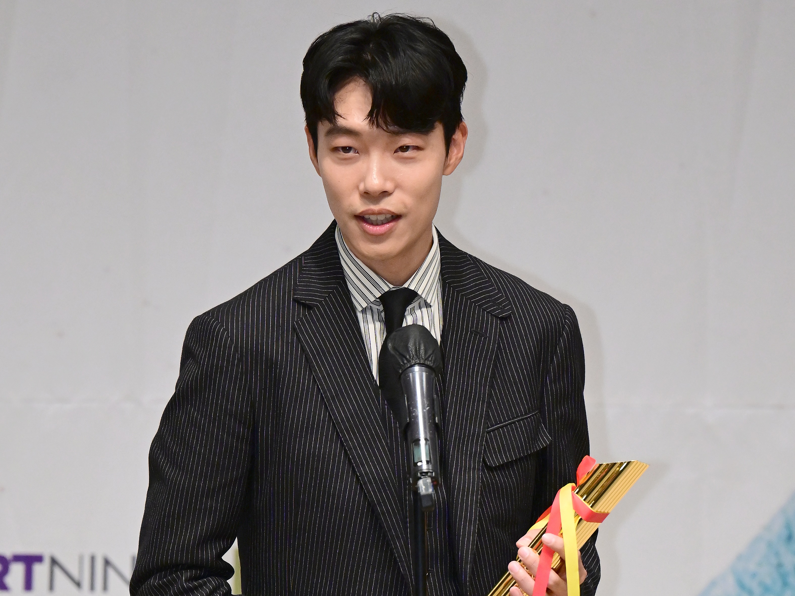 映画公開から1年も経ったが…公開恋愛中の韓国俳優（37）、2023年3回目の主演男優賞を受賞！
