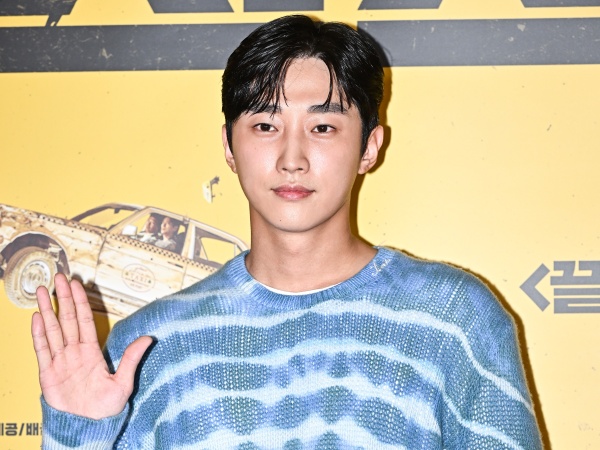 B1A4出身ジニョン、ドラマ共演者の結婚式で司会者に！俳優仲間の新しい出発を祝福