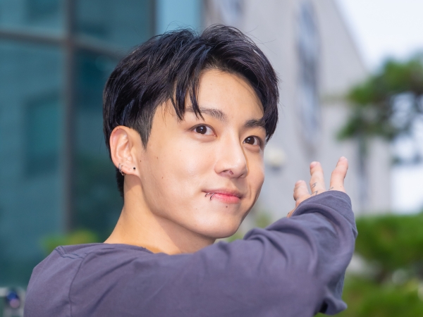 「何が起きてるの!?」来日中のBTS・JUNG KOOK、日本の若手“人気歌手”との2SHOTを公開！【PHOTO】