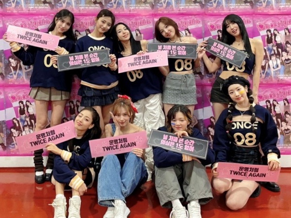 TWICE、デビュー8周年ファンミで涙…「ファンのおかげで成長、今のTWICEが存在する理由」｜スポーツソウル日本版