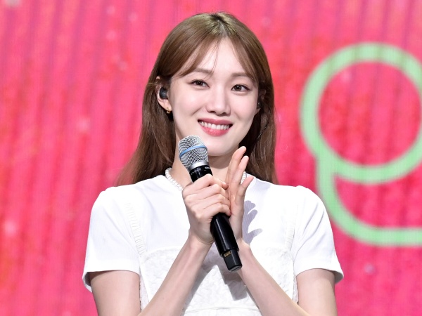 モデル出身の女優イ・ソンギョン、超接写で見せたキメ艶肌…欠点知らずの美肌に釘付け！【PHOTO】