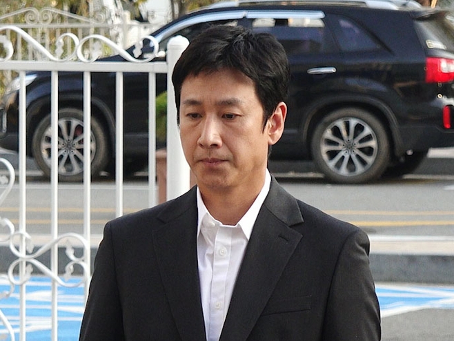 過去1年の麻薬事情が判明する毛髪検査へ…『パラサイト』俳優イ・ソンギュンはどうなるか