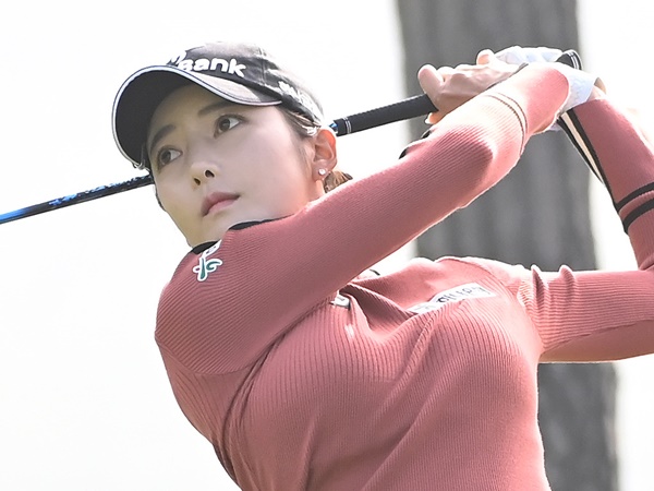 思わず目が行く黒ミニスカート姿…韓国女子ゴルファーのモデル級美貌に絶賛続々「ぴったり！」【PHOTO】