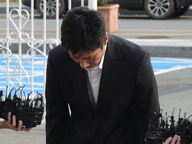 俳優イ・ソンギュン、検査結果は陰性も麻薬容疑を事実上認める「室長に騙されて」