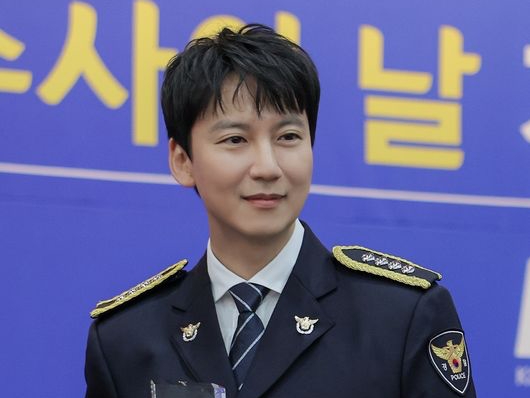 韓国初のプロファイラー役を演じたキム・ナムギル、名誉警察に委嘱。“制服姿もバッチリ”【PHOTO】