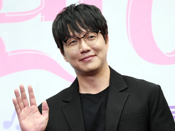 “性文化バラエティ”に出演した韓国歌手、食事を奢ったファンに公開謝罪「汗まみれの…」