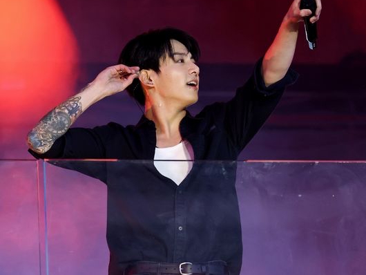 BTS・JUNG KOOK、米タイムズスクエアを揺らした…ゲリラ公演で世界的