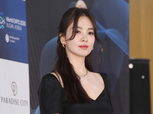 『太陽の末裔』女優ソン・ヘギョ、「殉国先烈の日」に“韓国広報専門家”と寄贈活動…その内容は？