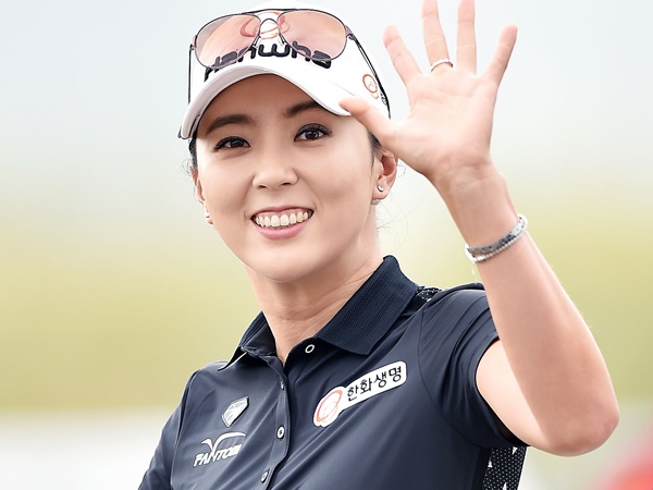 韓国女子ゴルファー、スカートから伸びる“抜群の美脚”でファンを圧倒「やっぱり綺麗です」【PHOTO】