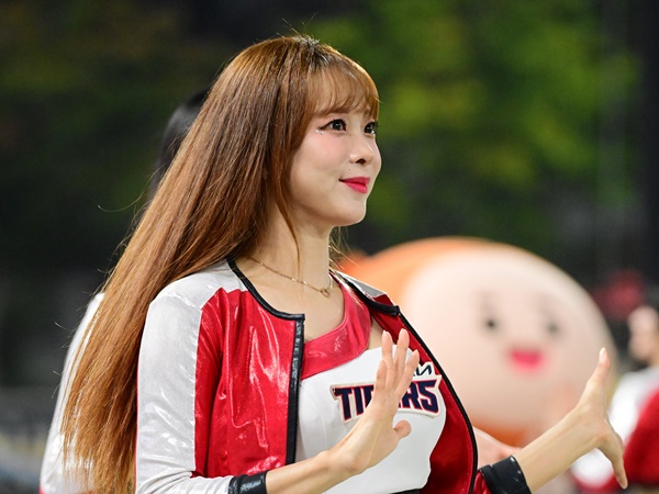 【写真】韓国プロ野球の人気チア、スタイルの良さ際立つ衣装に大絶賛「美しすぎませんか…？」