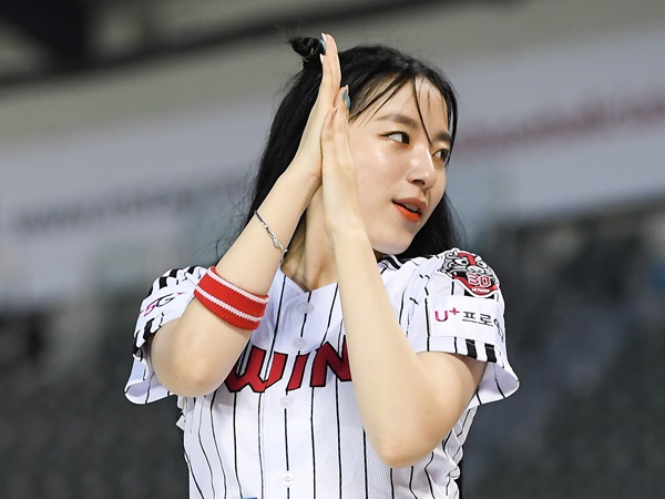 韓国プロ野球チアリーダー、全身黒のミニスカコーデに反響多数！「可愛すぎます」「冬の妖精」【PHOTO】