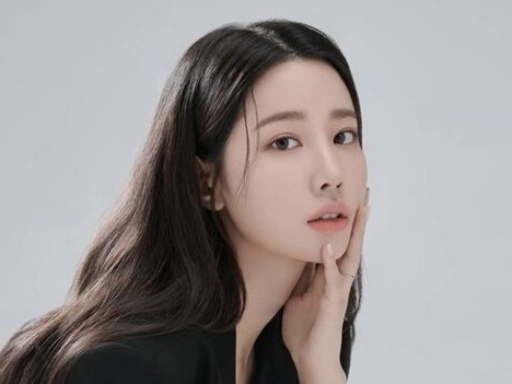 “過激コスプレ騒動”もあった韓国の元アイドル、年上事業家との交際発表！「愛のこもった応援を…」