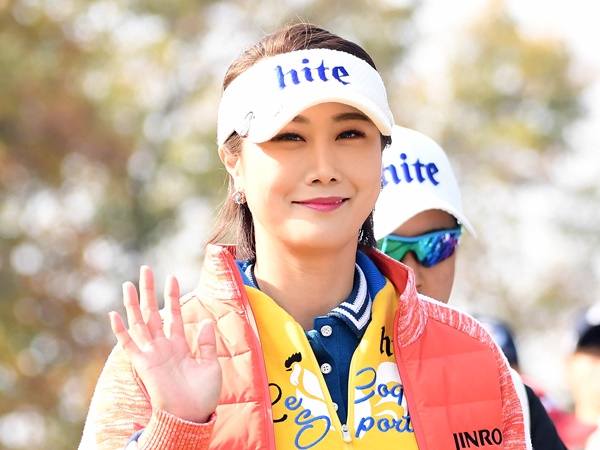 流石の美貌、美スタイル…韓国女子ゴルファー、何気ない“街ぶらSHOT”でも際立つ優雅さに反響【PHOTO】