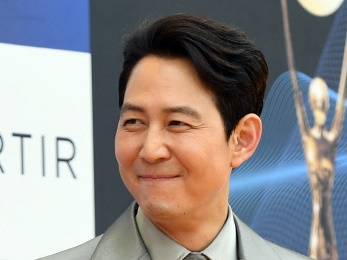 『イカゲーム』俳優イ・ジョンジェが“大先輩”のために善行！韓国映画人元老会に5000万ウォン寄付