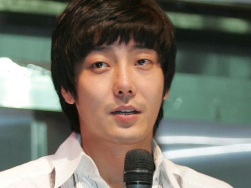 メガヒット曲を出すも麻薬有罪で離婚しテレビ出演禁止に…突然この世を去った韓国歌手、本日10周忌