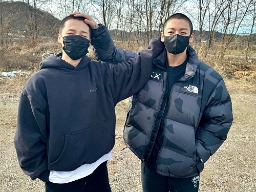 BTS・JUNG KOOKとJIMIN、訓練兵として講義も一緒に…入隊後初の近況写真が話題【PHOTO】