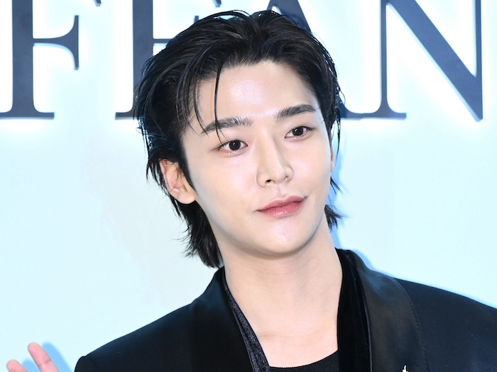 SF9出身の俳優ロウン、4日後の入隊が延期に…「兵役判定検査において再検査の判定」