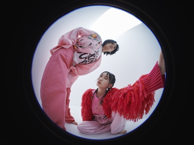 初の韓国公演を終えたYOASOBI、“一緒に歌う”熱狂的なファンたちに驚き「日本ではあまり…」