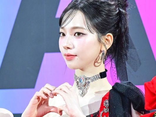 aespa・カリナ、大胆衣装に恥じらい？ 可憐な近況にファン悶絶【PHOTO】