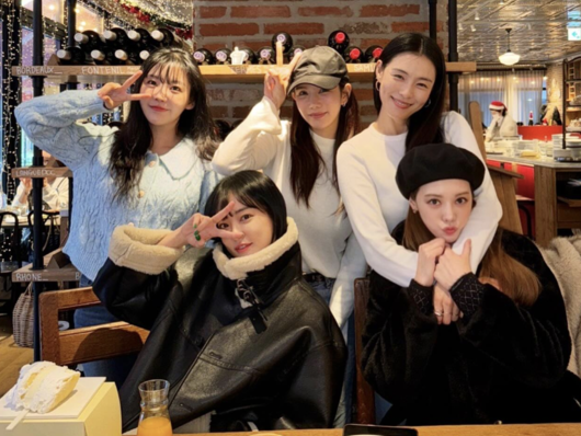 “世界美顔”1位のナナは来られなかったが…AFTERSCHOOLのメンバーが集合「また舞台する？」