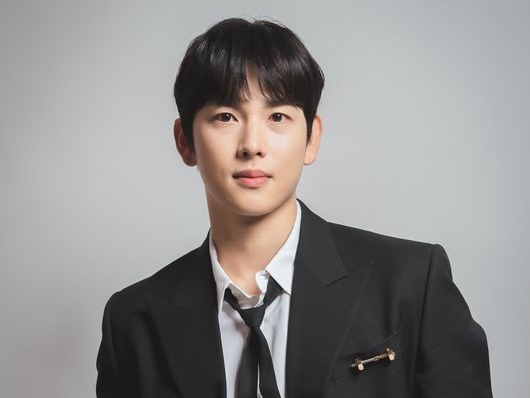 爽やかなイメージがぴったり？俳優イム・シワン、“地下45kmからの湧き水”ペクサンスの新モデルに