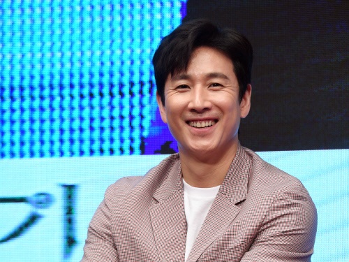 この世を去ったイ・ソンギュンさんに最後のお別れ 葬儀に『パラサイト』監督、同僚ら参席