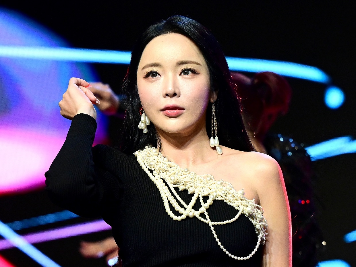 サムスン会長と結婚する？韓国女性歌手がフェイクニュースに立場発表…発信元は全映像を削除